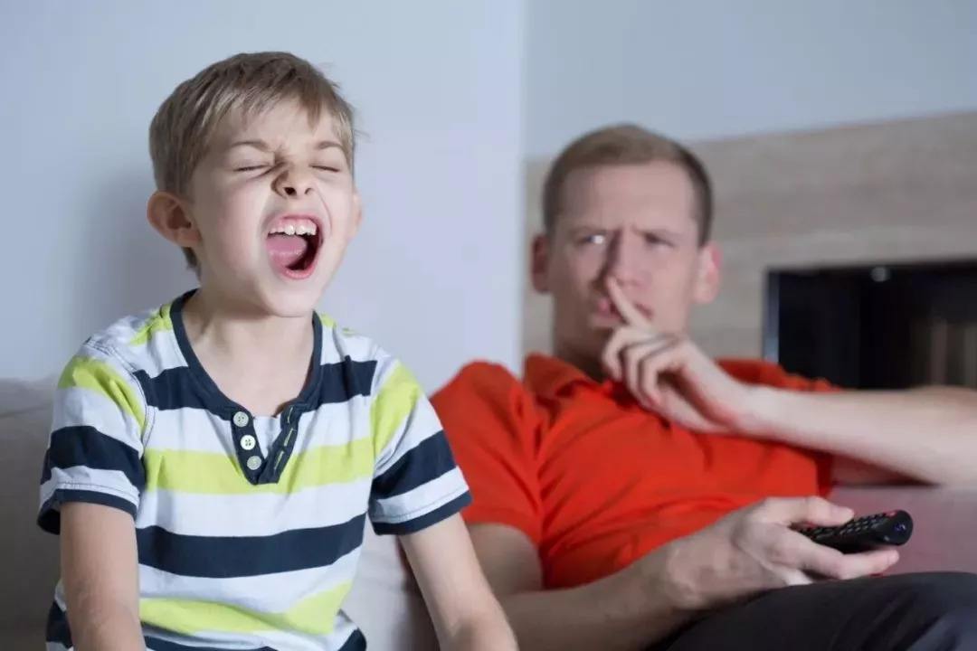 孩子死亡后家长的反应,小孩儿吐血痛哭