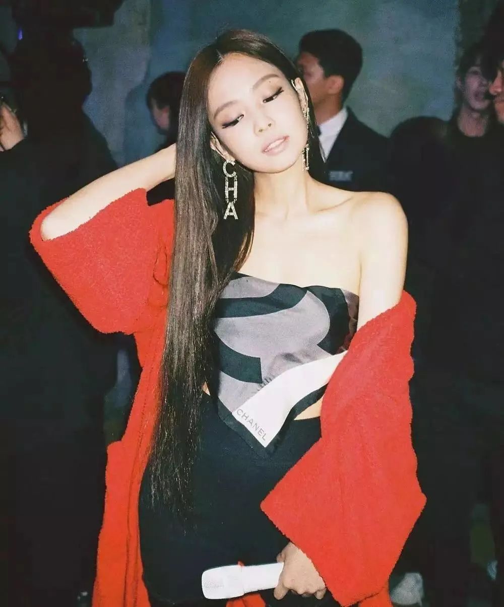 丝巾的5种时髦系法学起来,春季丝巾系法大全搭配大衣