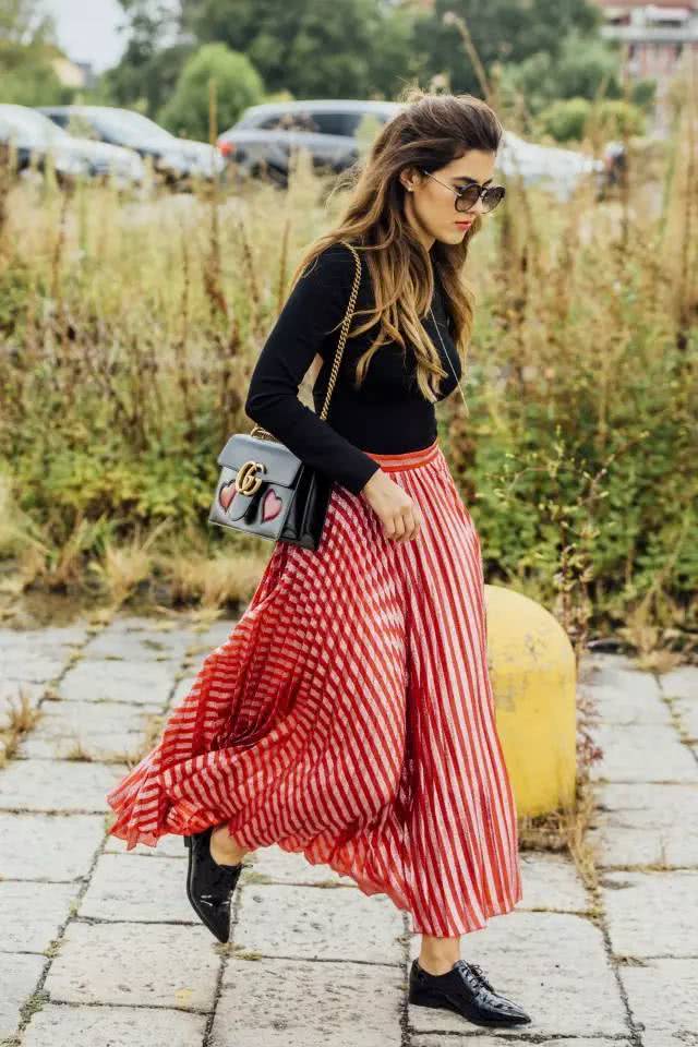 穿条背带就敢出门，侧身时让人倒吸一口气