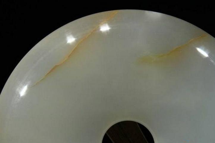 如何正确处理和田玉上出现的裂纹