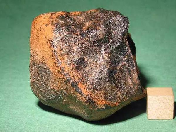 真正黑色碳质陨石内外有什么特征,真正的月球角砾岩陨石表皮特征