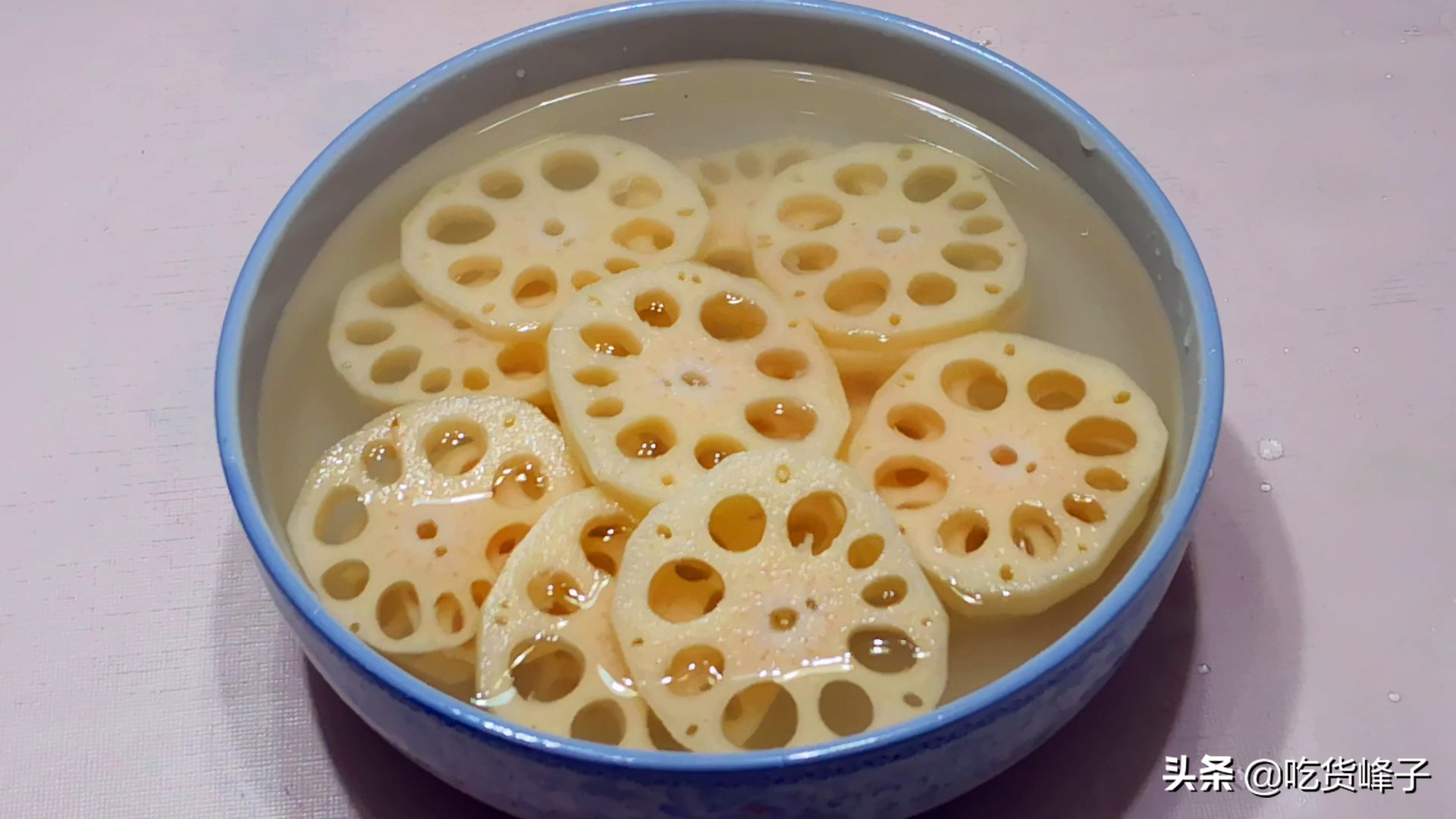 炒莲藕时，用盐泡还是用醋泡？大厨：都错了，这样做莲藕白又脆