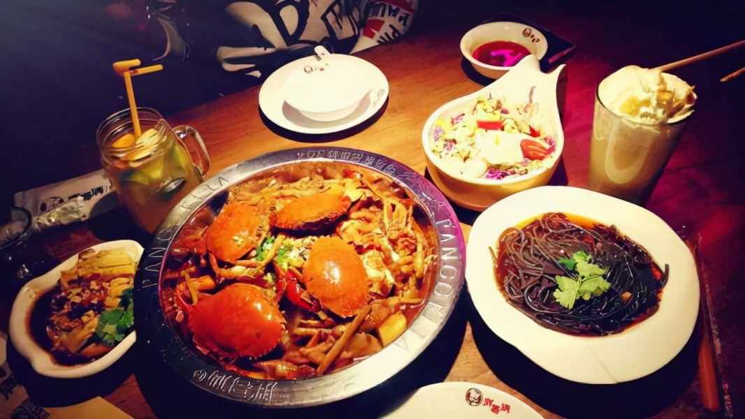 胖哥俩爆出大量使用过期食品,坏胖哥俩肉蟹煲大量使用过期食材