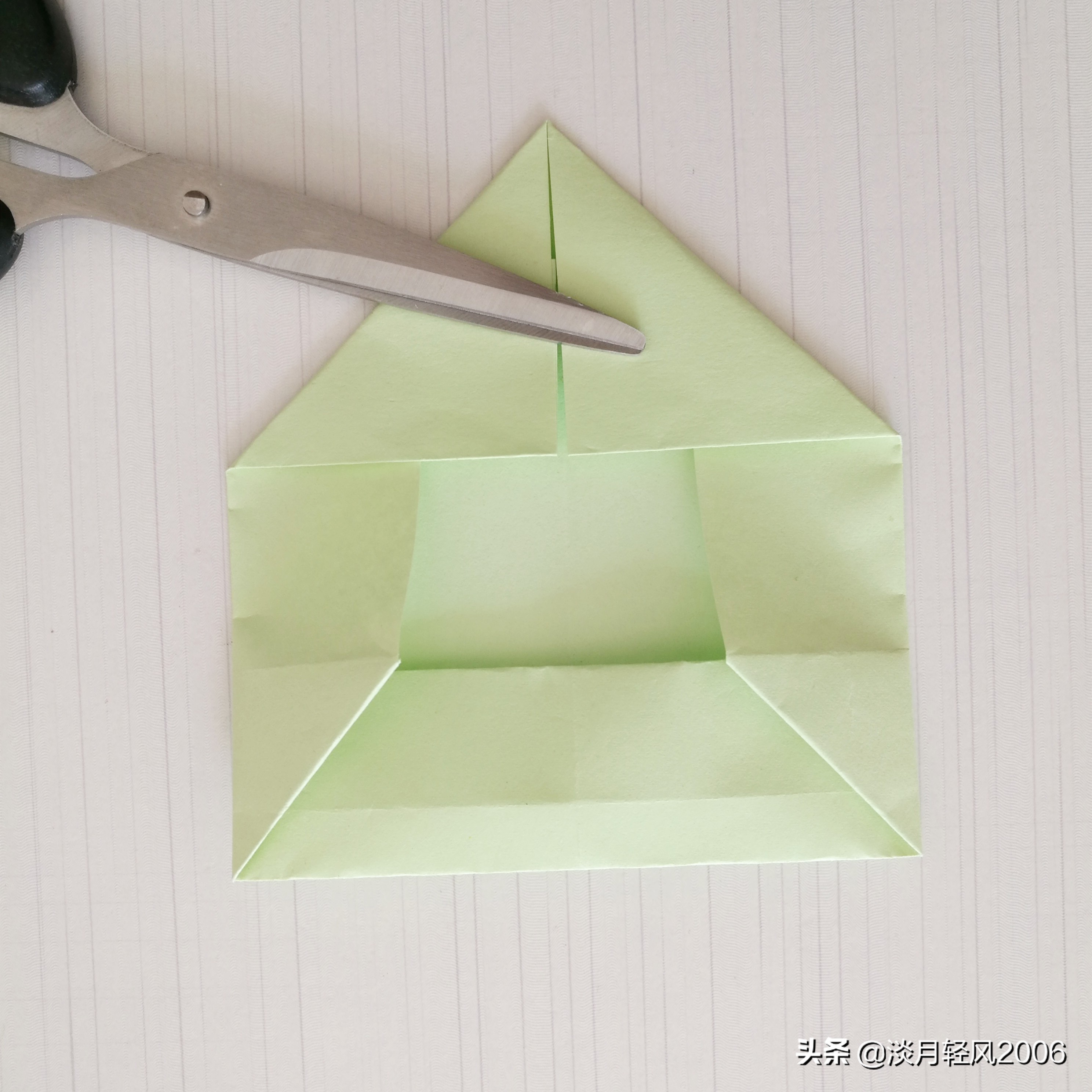 幼儿园手工折纸信封超简单,用正方形折纸做信封