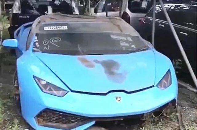 迪拜街头捡到一辆豪车,迪拜豪车坟场里的废弃豪车