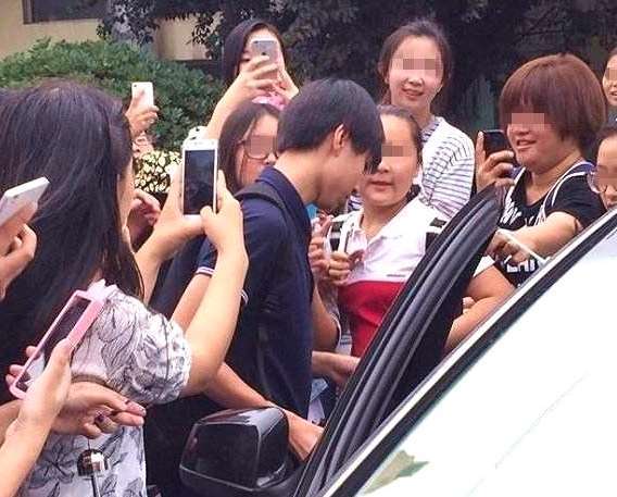 韩女团成员私密照遭泄露,21岁韩国女团偶像后台换衣被偷拍