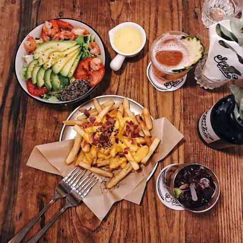 炎热的夏天,社畜需要一个安静的小酒馆