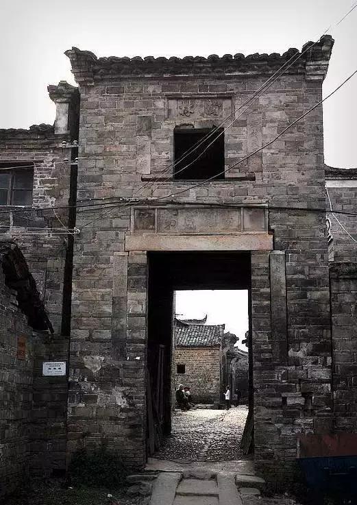 这个村庄一千年前建了个生态下水道，至今旱涝不惧