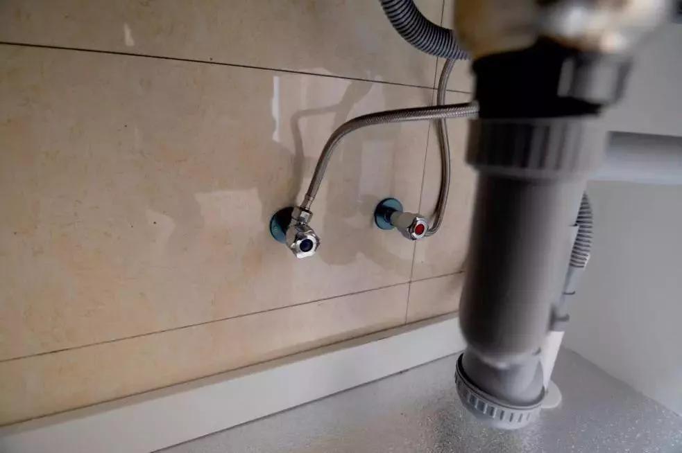 洗手盆下面的水管漏水找谁修,洗手盆下面的角阀漏水怎么办