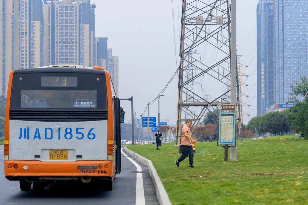 成都二圈层公交车对比,成都二圈层双流和龙泉谁更强