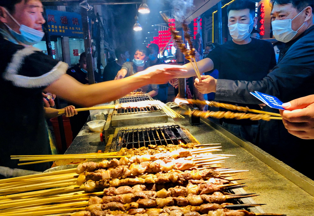 阜新夜市烤肉火爆：大串15元两，小串10元仨，也说说你那嘎达啥价