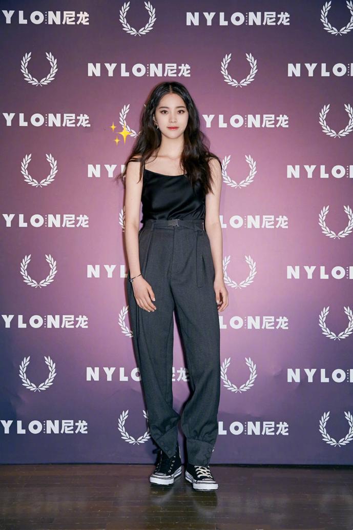 今年流行的鞋子帆布鞋,帆布鞋时尚与运动的完美结合