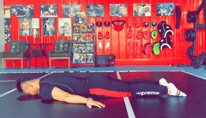 屁股扁平中间还有个坑,屁股扁且下垂显得腿短