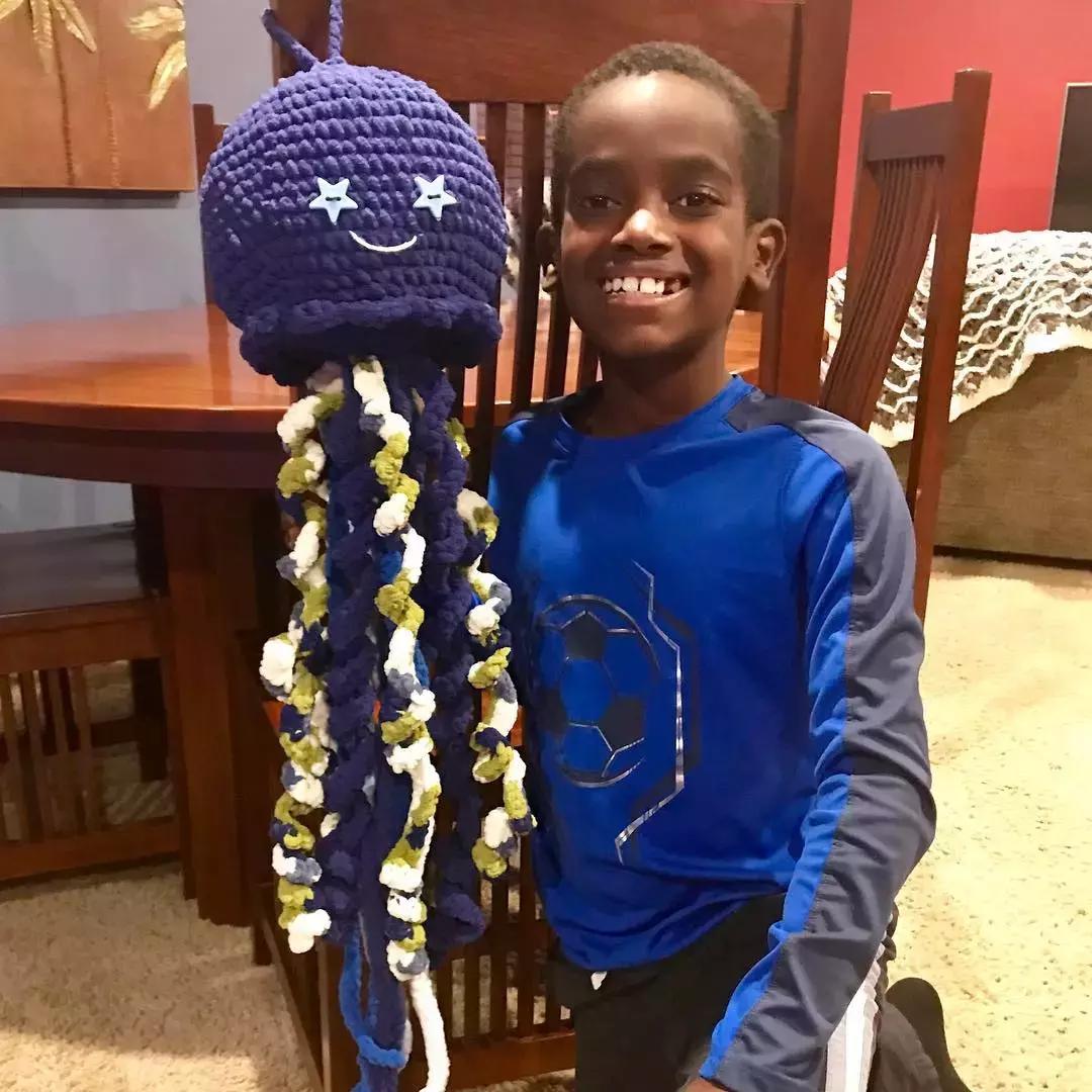 他是非洲弃婴，5岁用钩针，逆袭成美国“全民偶像”，狂吸19万粉