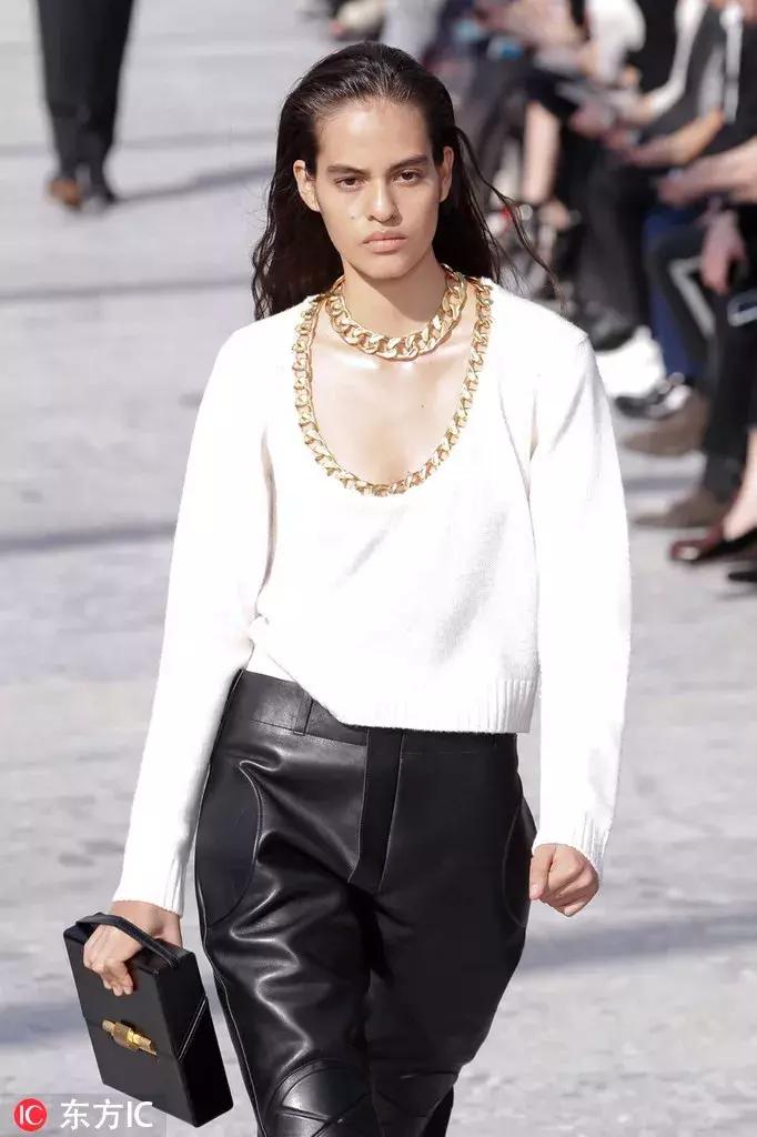 粉色打底适合什么颜色的外套,最适合女生的颜色