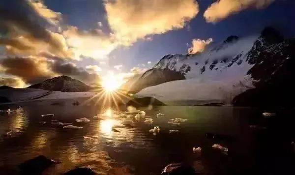 新疆最凶险峡谷路,新疆博格达峰徒步路线