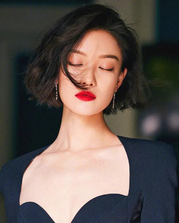 倪妮的锁骨训练方法,倪妮露香肩锁骨杀利落短发美又飒