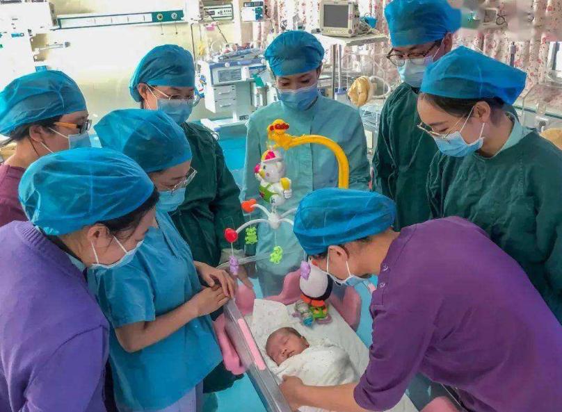 爷爷给孙女起名护士手抖少写一笔,爷爷给孙子取名护士少写了一笔