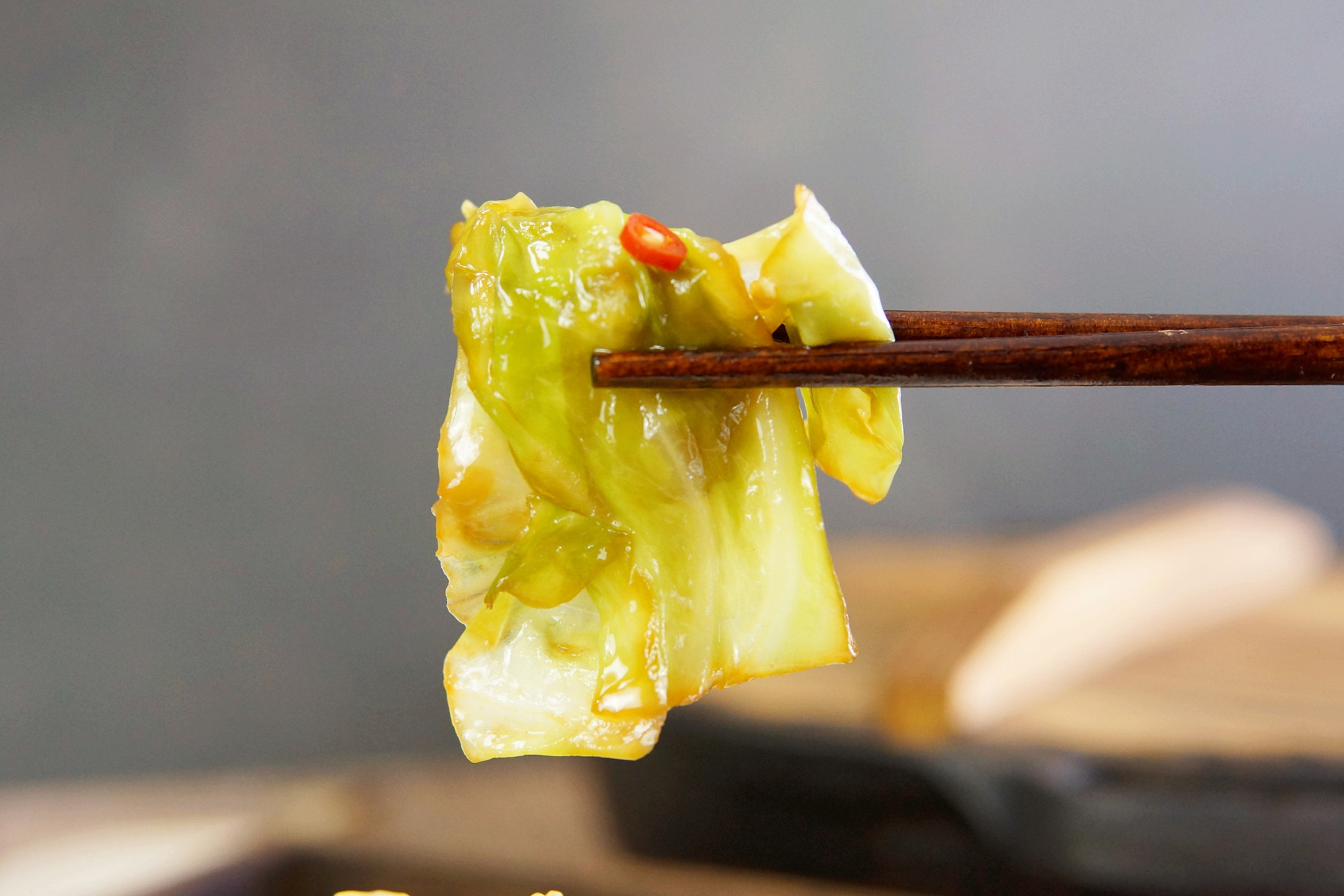 为什么饭店做的包菜这么干,饭店炒包菜感觉很生
