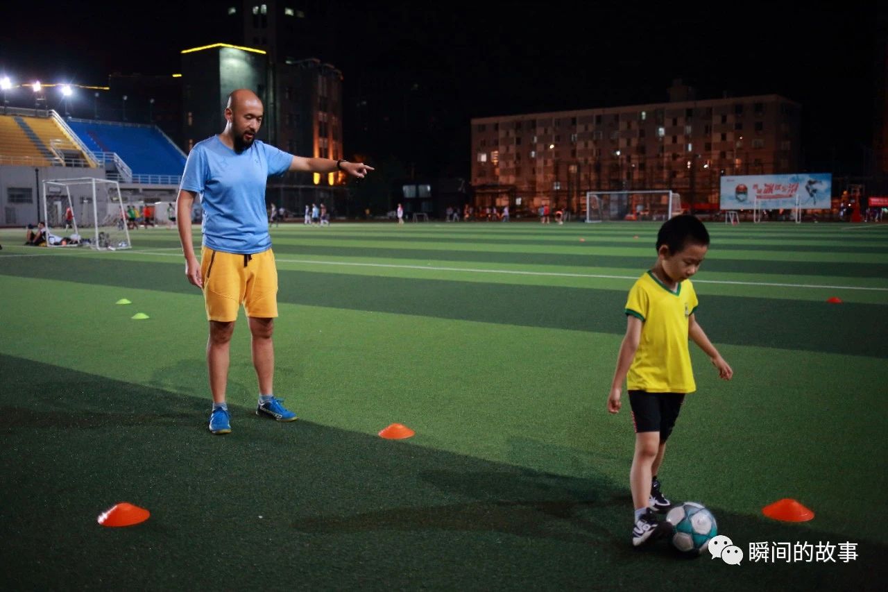 晚上足球训练什么内容,少年足球训练光脚日常