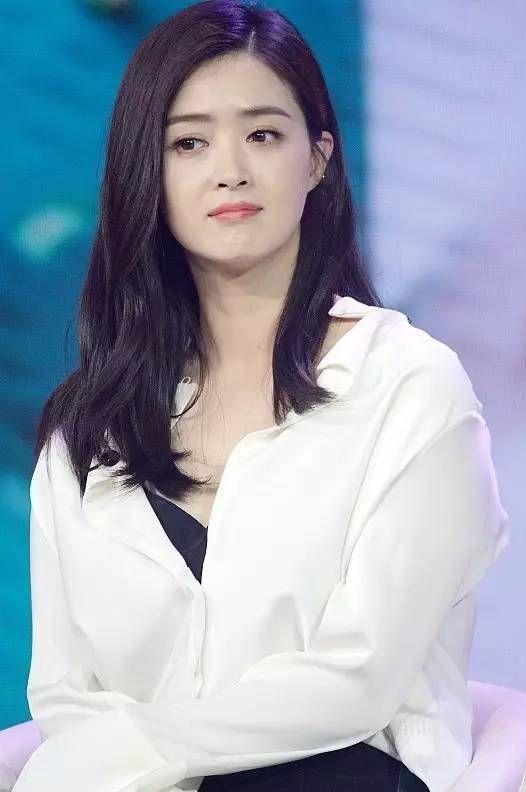 关晓彤马思纯蒋欣张雨绮礼服,张雨绮和蒋欣肩膀宽