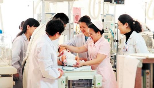 产妇的艰辛生产过程让人心疼,产妇艰辛的自然分娩经历