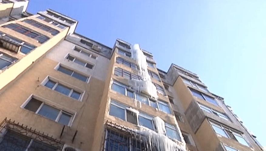 房子天花板漏水形成冰柱,楼上太阳能预埋管漏水