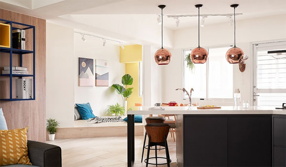 挑空中式装修客厅橱柜效果图,餐边柜玻璃吊柜颜色搭配现代轻奢