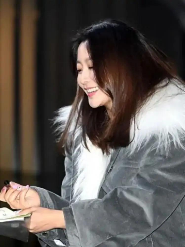 金喜善厉害了，大冬天也要坚持露一截腿，还好上面捂得够严实