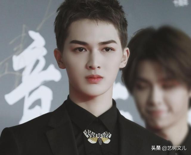 蔡徐坤受伤一点不慌展现硬汉风采,蔡徐坤再度回应p图