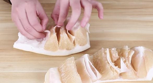 正确的切柚子的巧妙方法,吃柚子的时候怎么切才能保鲜