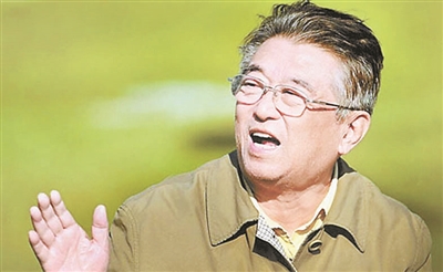 他的葬礼上，*放播**的是他作曲的《我和我的祖国》