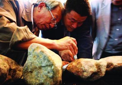 赌石倾家荡产家破人亡,赌石一刀穷一刀富结局