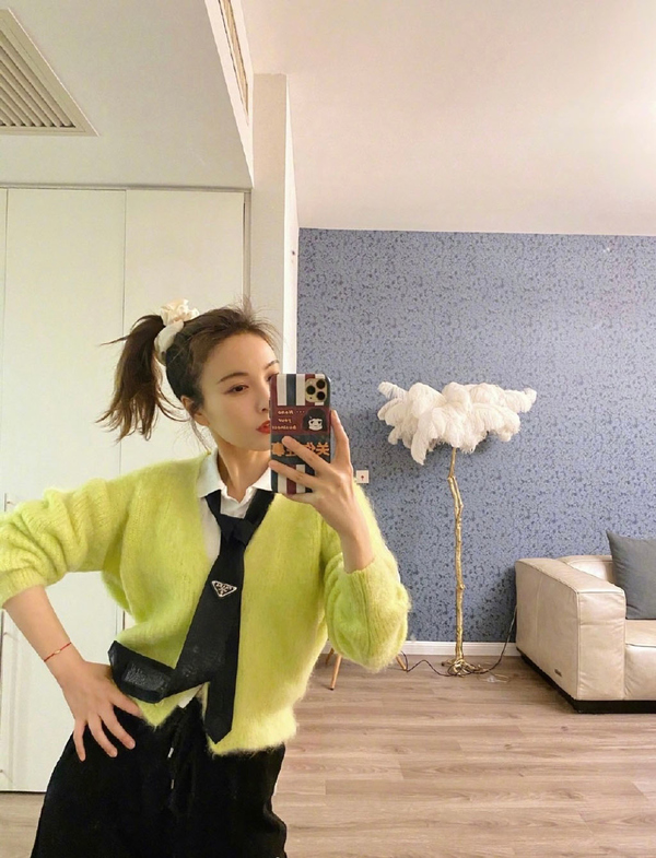 吴昕蓝色针织衫,吴昕毛衣搭卡其色西装裤