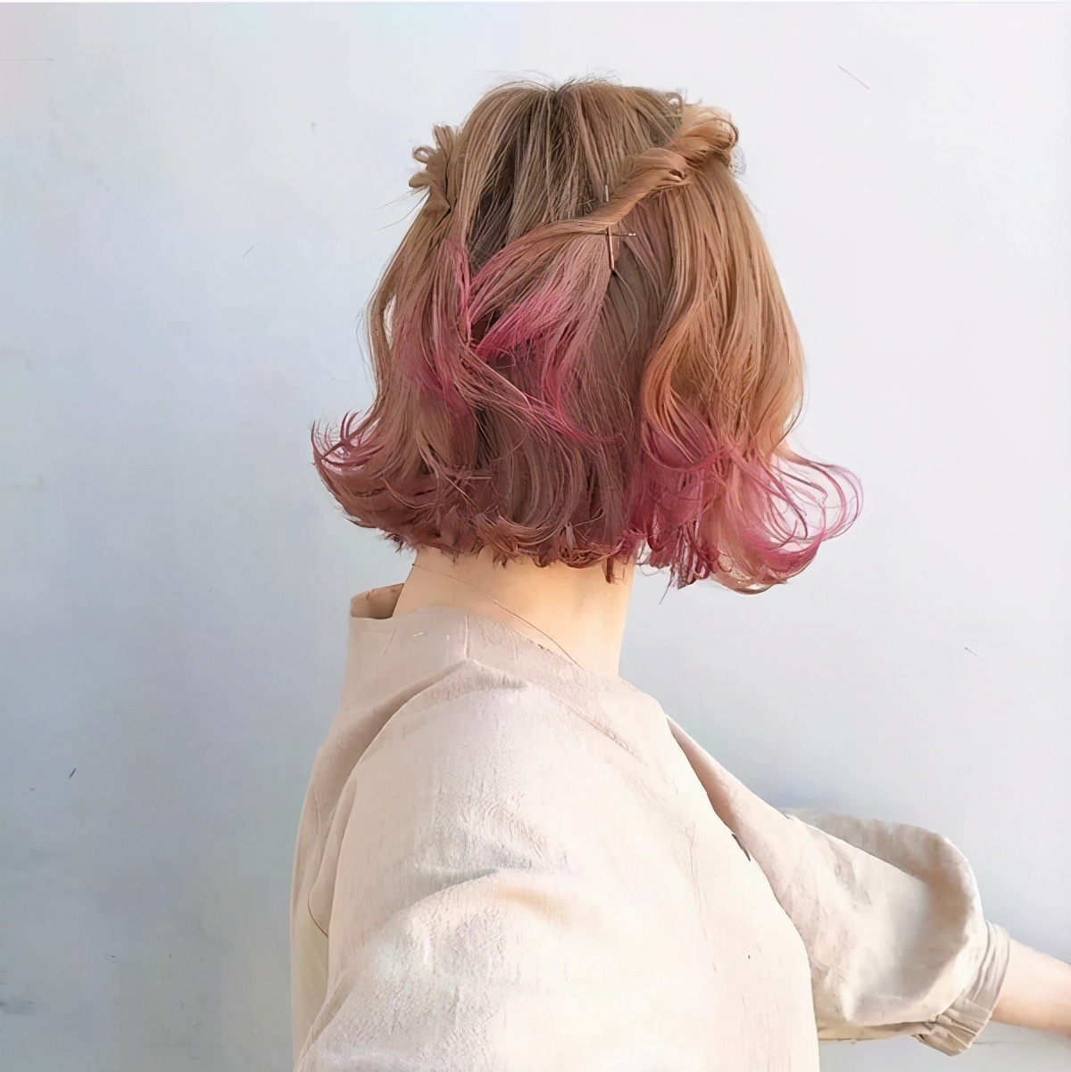 少年感侧边麻花辫短发编发,短发麻花辫清爽的编发教程