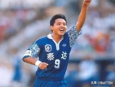 当年是谁把马拉多纳踢断腿,马拉多纳在巴萨时被谁铲断脚