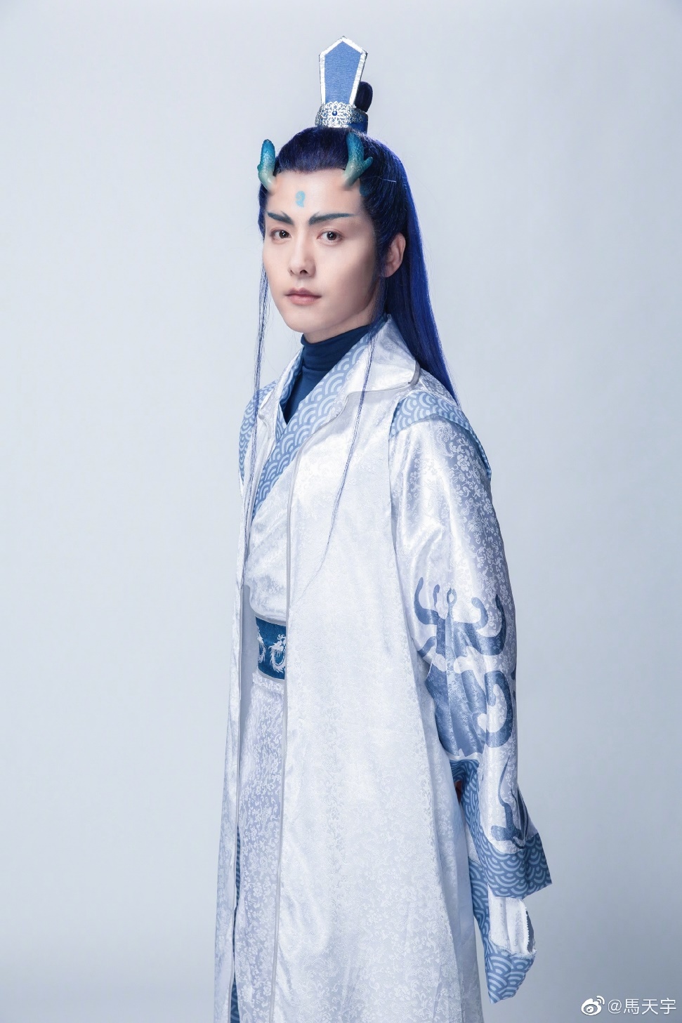 马天宇COS敖丙,hold住了白发又hold住蓝发的男人