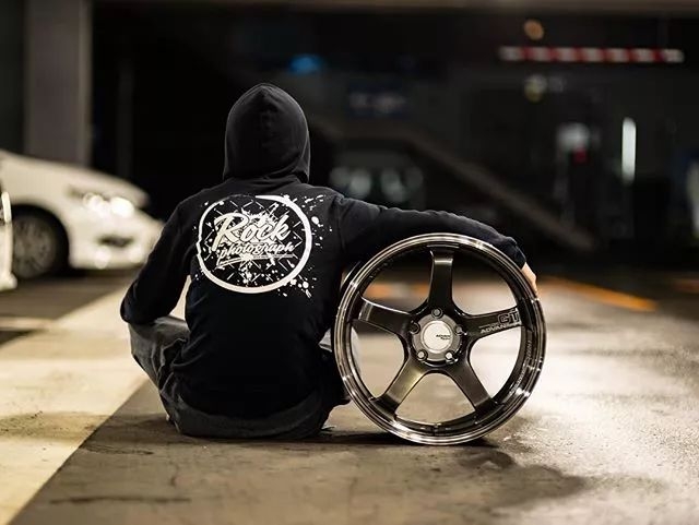 玩改装车的骚年们,没有一套精致的轮毂都不好意思出门!