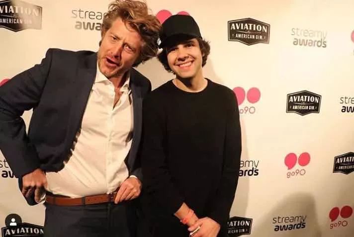 最甜分手看哭3千万人，转头与75岁基友妈妈结婚，“我是你爹”