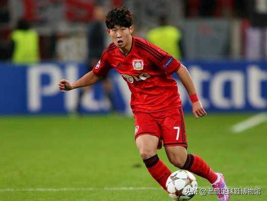 亚洲球王恶意蹬踏染红，除禁赛难逃父亲责罚，因为人性比足球重要