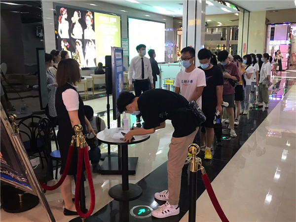 贵阳电影开放首日：电影院“激动”迎客影迷一家4口来看片
