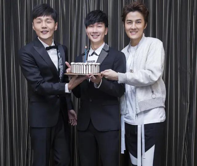 怎么处理“唱歌忘词”？王源嘟嘟嘴，周杰伦机智，王力宏最独特