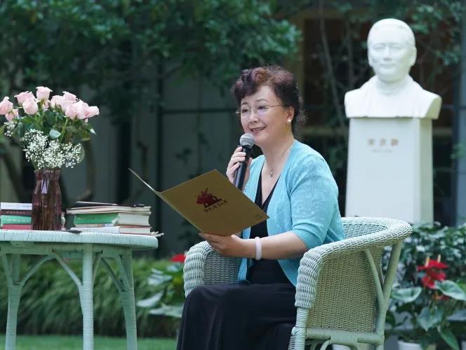 龚雪60多岁状态,68岁龚雪80岁达式常近照曝光