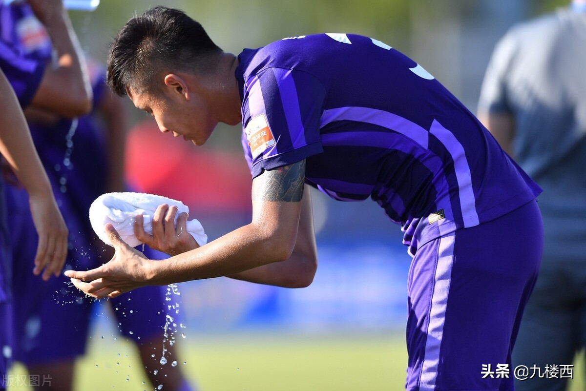 中超越来越业余，球员入场等待靠大树乘凉，球场不完善就像踢野球