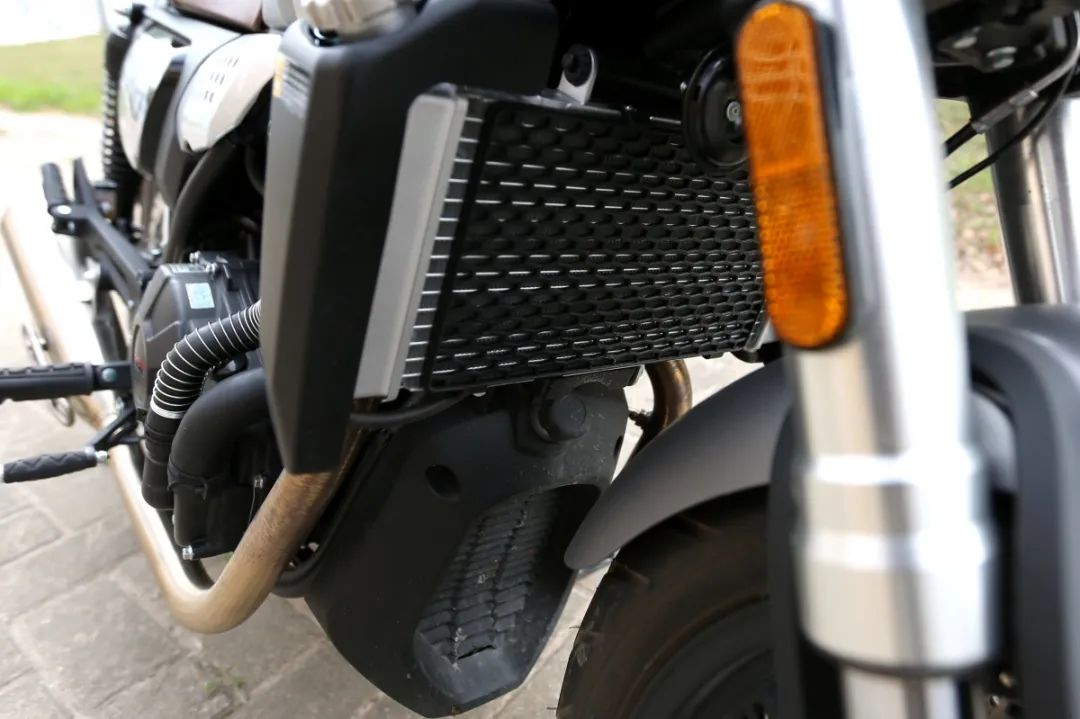 中量级双缸复古赛科龙re3试驾,宗申赛科龙re3双缸400复古摩托