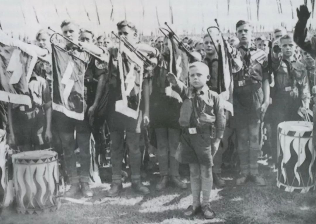 一位纳粹士兵从出生到死的经历,从战犯到守门员