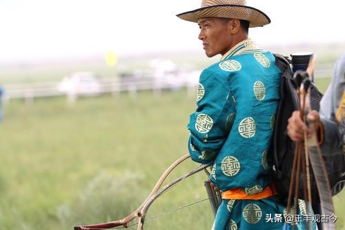 内蒙古大草原赛马射箭,内蒙古草原如何骑马射箭