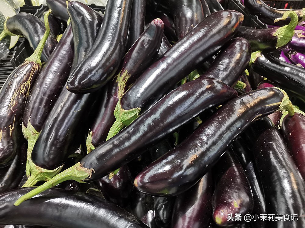 买茄子挑弯的还是直的 (买茄子是选大眼睛的还是小眼睛的)