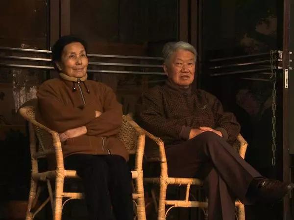 90岁夫妇恋爱日常，诠释了“与子偕老”：我忘了全世界，但记得你