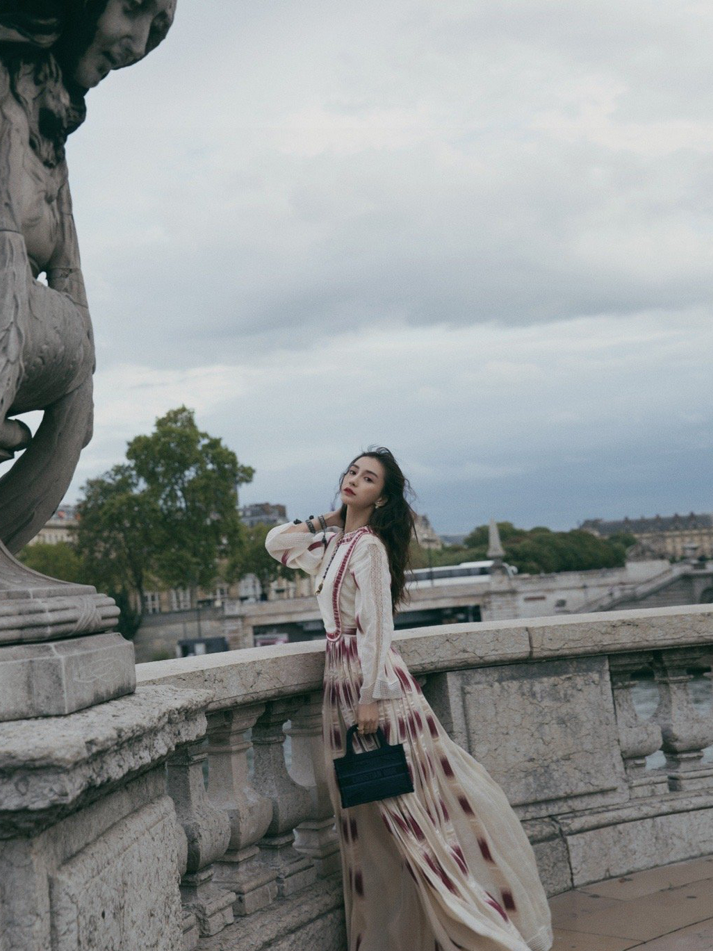 Anglebaby开启巴黎之旅,大玩皮衣的两种穿法,当妈后更有韵味